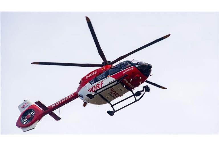 Ein Rettungshubschrauber flog den Motorradfahrer laut Polizei mit schweren Verletzungen in ein Krankenhaus. (Symbolbild)