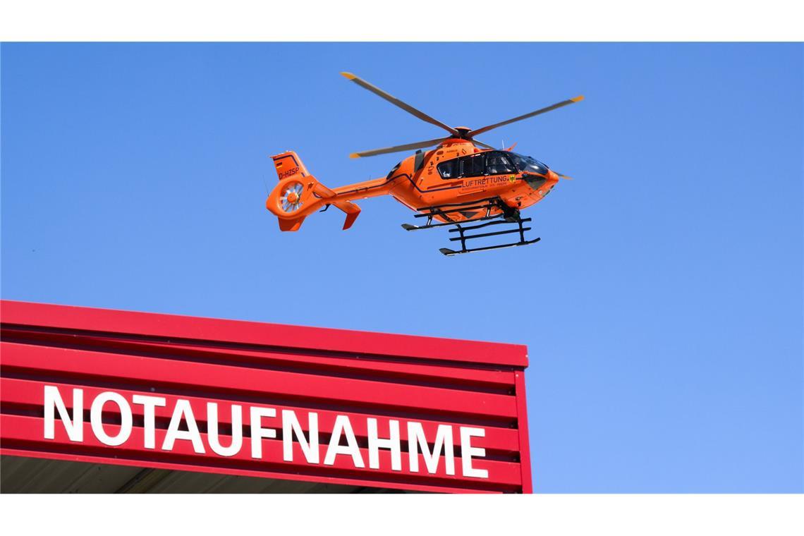 Auto und Güterzug stoßen zusammen – Fahrer schwer verletzt Ein Rettungshubschrauber flog den Schwerverletzten in ein Krankenhaus (Symbolbild).