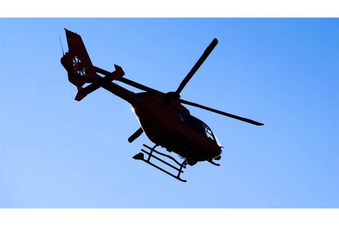 Ein Rettungshubschrauber hat am Dienstag ein einjähriges Kind mit schweren Verletzungen in eine Klinik transportiert.