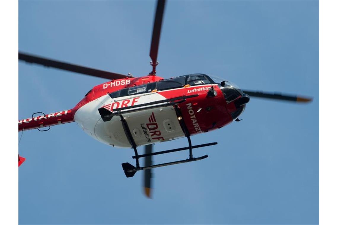 Ein Rettungshubschrauber im Einsatz. Foto: Stefan Sauer/zb/dpa/Archivbild