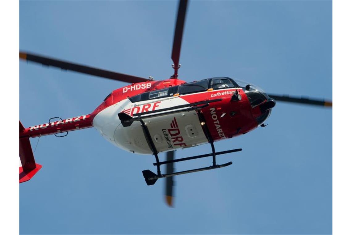 Zu schnell und ohne Gurt: Mann nach Unfall in Lebensgefahr Ein Rettungshubschrauber im Einsatz. Foto: Stefan Sauer/zb/dpa/Symbolbild
