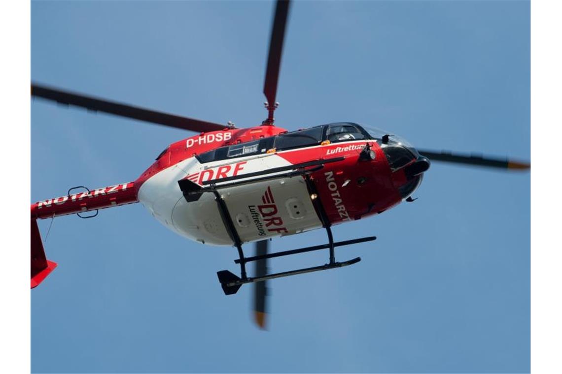 Tier ausgewichen: Motorradfahrer fährt gegen Baum Ein Rettungshubschrauber im Einsatz. Foto: Stefan Sauer/zb/dpa/Symbolbild