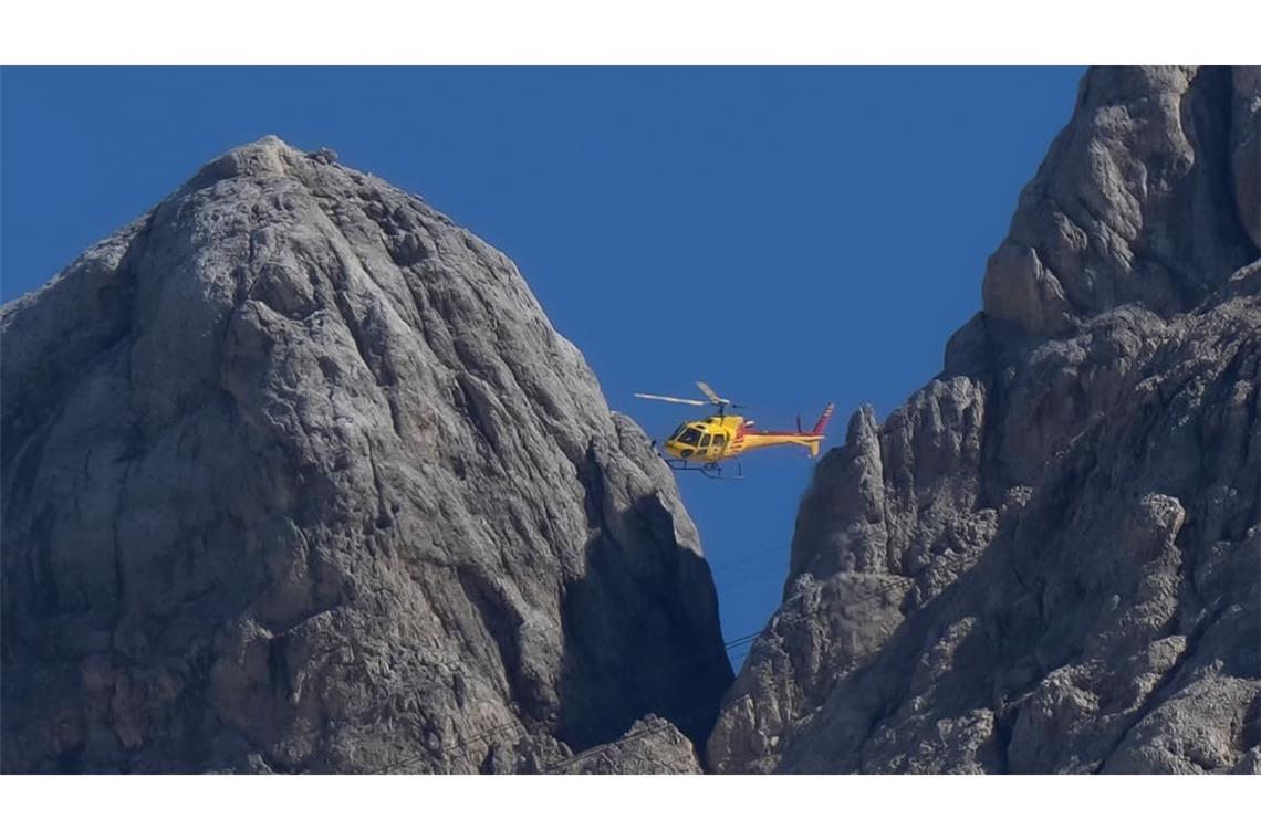 Ein Rettungshubschrauber in der Nähe von Canazei in den italienischen Alpen. (zu dpa: «Deutsche Bergsteigerin stürzt in Italien zu Tode»)