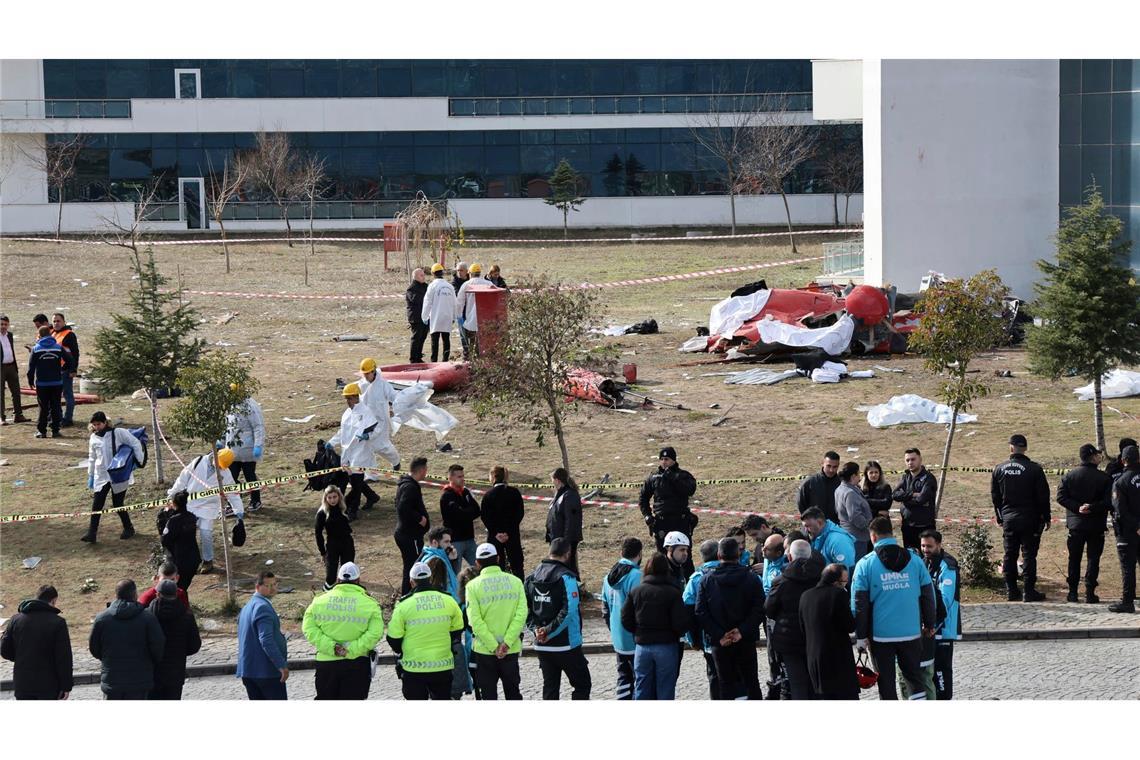 Türkei: Hubschrauber prallt gegen Krankenhaus - Vier Tote Ein Rettungshubschrauber ist in der südtürkischen Provinz Mugla gegen ein Krankenhaus geprallt und dann abgestürzt