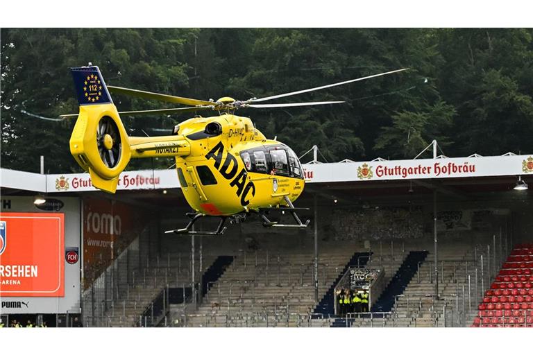 Ein Rettungshubschrauber landete nach dem Unglück im Stadion.