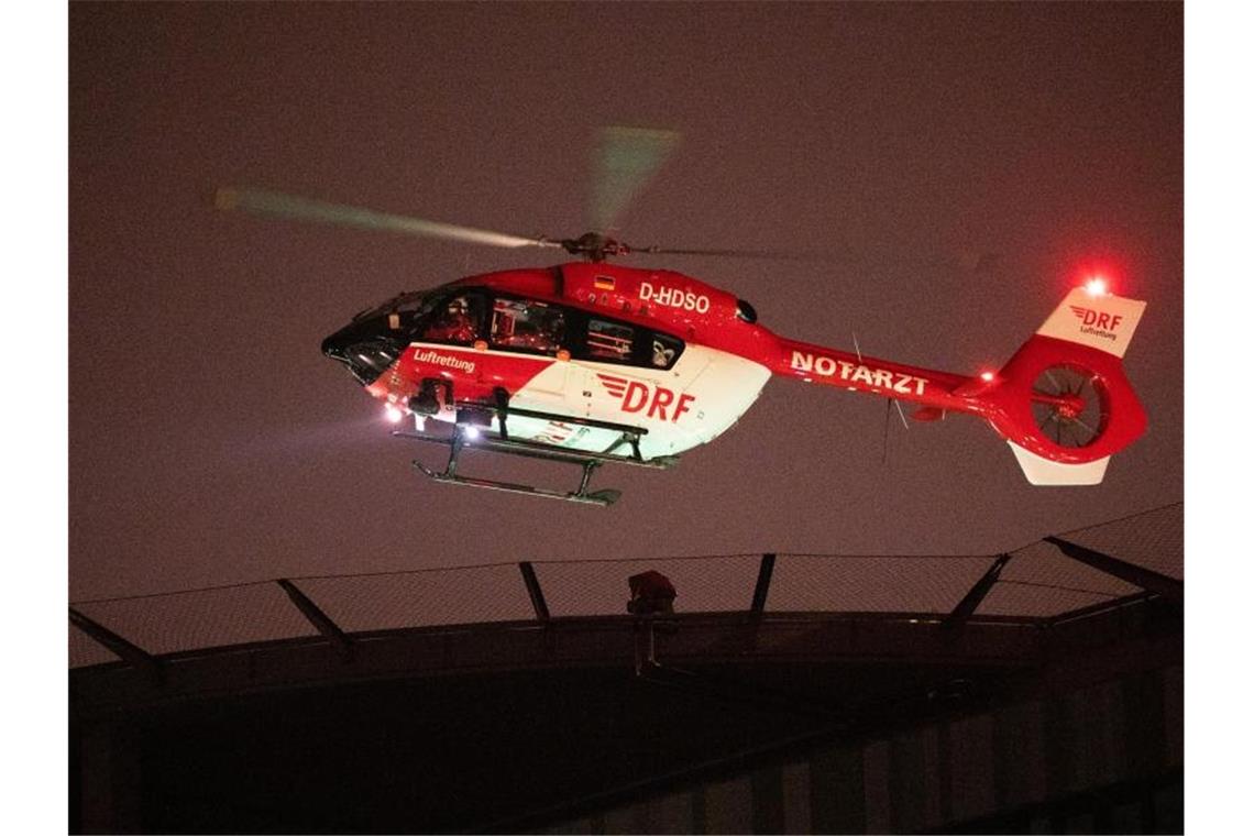 Druck auf Intensivstationen: Covid-Patienten werden verlegt Ein Rettungshubschrauber mit einem Intensivpatienten aus Suhl landet in Hannover. Foto: Julian Stratenschulte/dpa