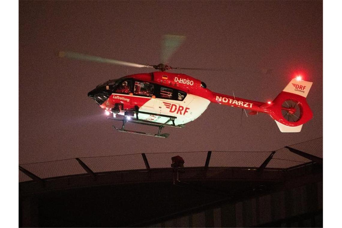 Ein Rettungshubschrauber mit einem Intensivpatienten aus Suhl landet in Hannover. Foto: Julian Stratenschulte/dpa