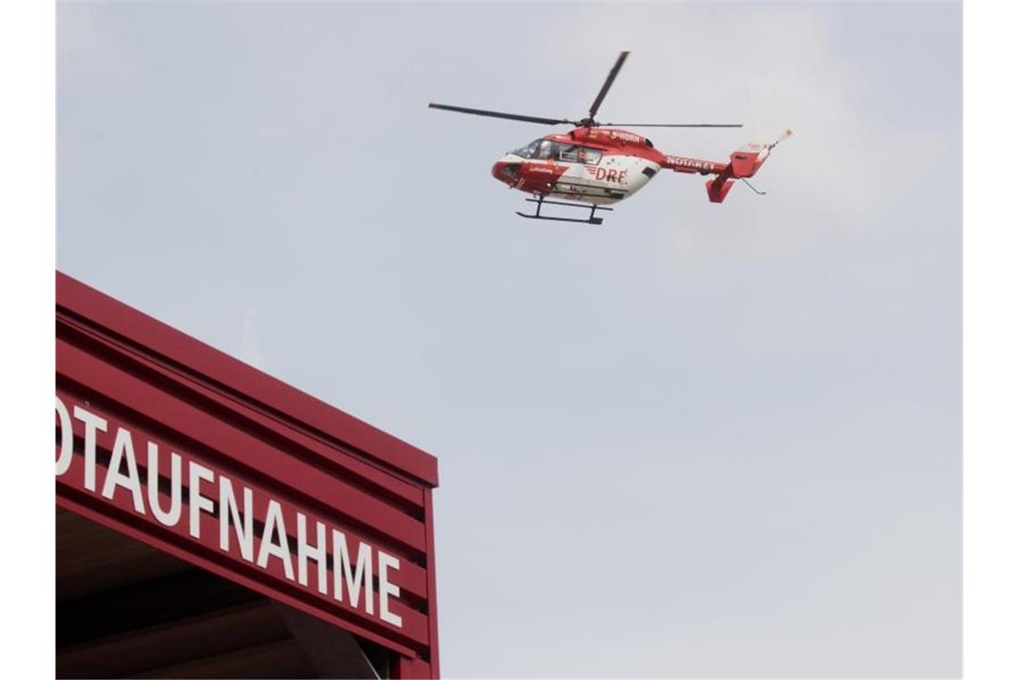 80-Jähriger stirbt beim Baumfällen Ein Rettungshubschrauber startet an der Notaufnahme. Foto: Julian Stratenschulte/Archiv