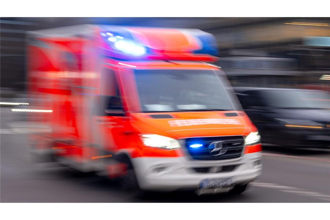 Auto überschlägt sich mehrmals – Mutter und Kinder verletzt Ein Rettungshubschrauber und Rettungswagen brachten die Mutter und ihre Kinder in Krankenhäuser. (Symbolbild)