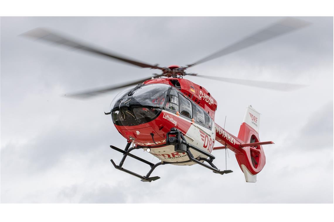 Auto prallt gegen Baum - Fahrer stirbt im Krankenhaus Ein Rettungshubschrauber war im Einsatz. (Symbolbild)
