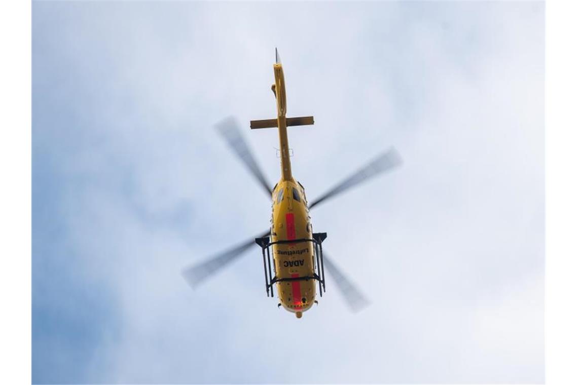 Kollision mit Lastwagen: Autofahrerin schwer verletzt Ein Rettungshubschrauber. Foto: Sebastian Gollnow/Archivbild