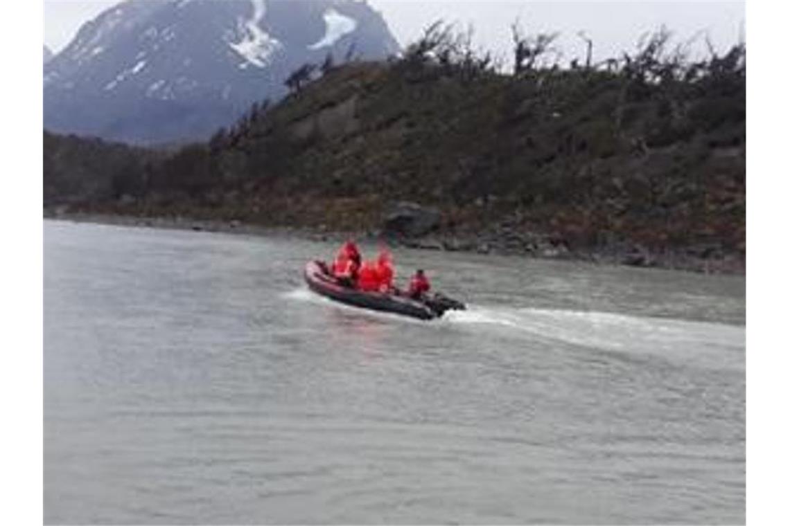 Ein Rettungsteam der Forstbehörde CONAF durchsucht einen See des Nationalparks Torres del Paine, nachdem ein deutscher Forscher als vermisst gemeldet wurde. Der 62-Jährige wurde vom Team tot aufgefunden. Foto: CONAF/dpa