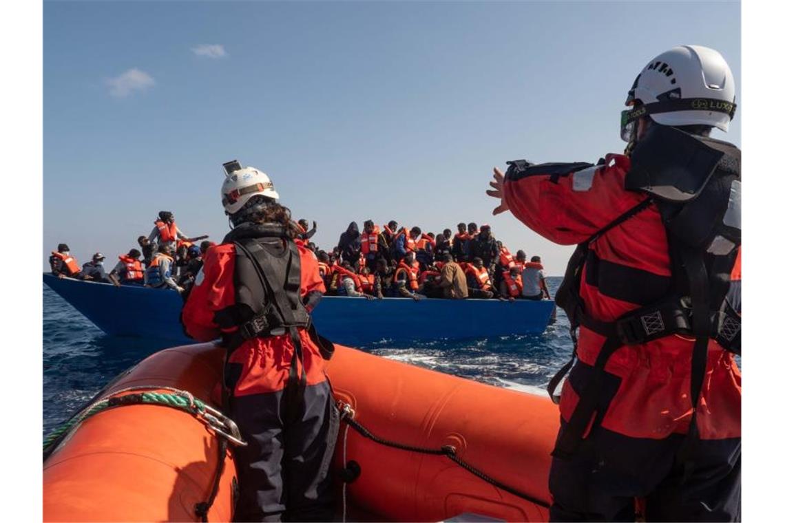 Ein Rettungsteam der „Sea-Watch 3“ nähert sich einem Boot mit Migranten. Foto: David Lohmueller/Sea-Watch/dpa