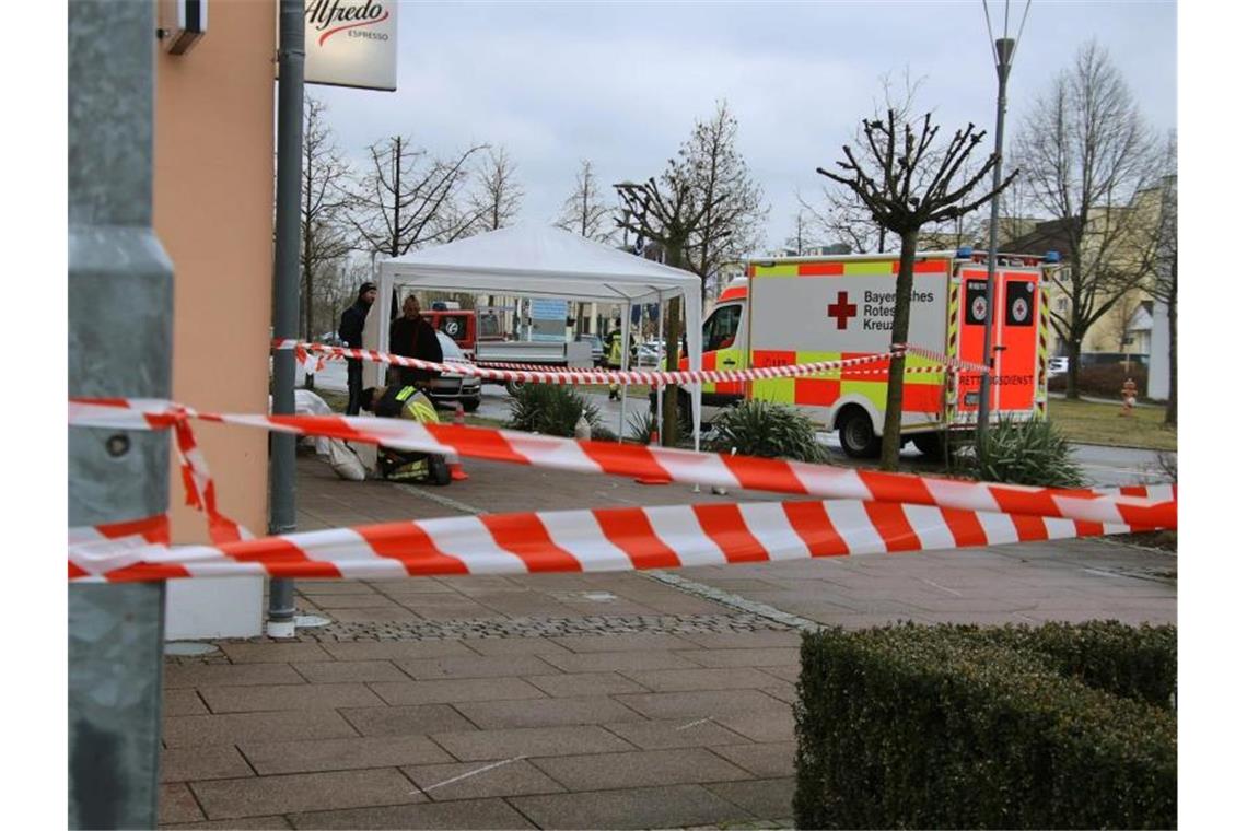 Ein Rettungswagen am Tatort in Neustadt an der Donau. Foto: Alexander Auer/dpa