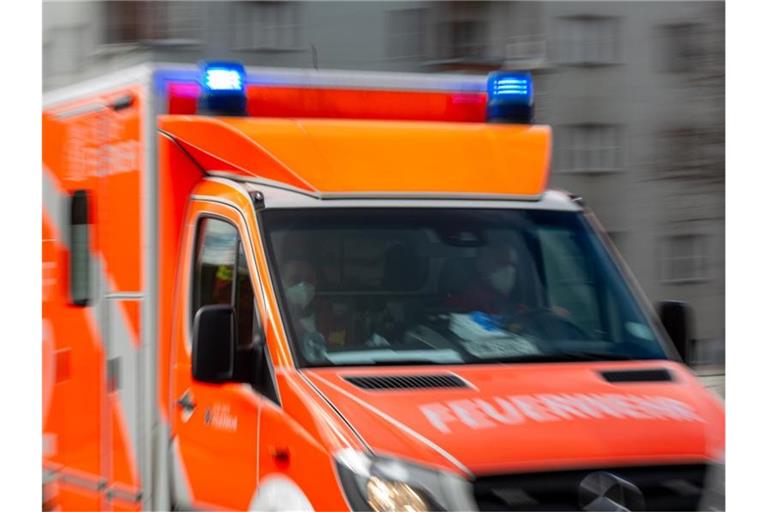 Ein Rettungswagen der Feuerwehr fährt auf einer Straße. Foto: Fernando Gutierrez-Juarez/dpa/Symbolbild