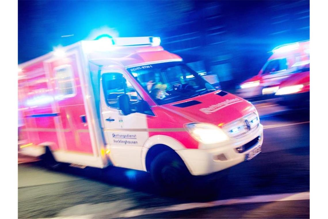 Radfahrer wird von Lastwagen überrollt und stirbt Ein Rettungswagen der Feuerwehr fährt mit Blaulicht durch eine Straße. Foto: Marcel Kusch/Archivbild