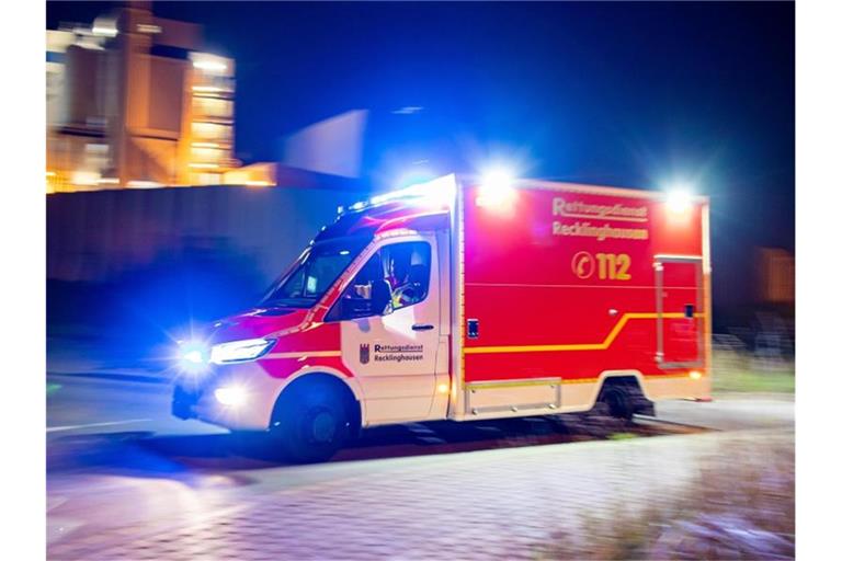Ein Rettungswagen der Feuerwehr fährt mit Blaulicht durch eine Straße. Foto: Marcel Kusch/dpa/Symbolbild