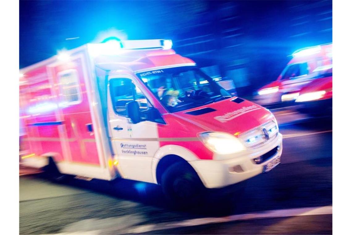 Lastwagen überschlägt sich auf Autobahn 81: Zwei Verletzte Ein Rettungswagen der Feuerwehr fährt mit Blaulicht durch eine Straße. Foto: Marcel Kusch/Archiv