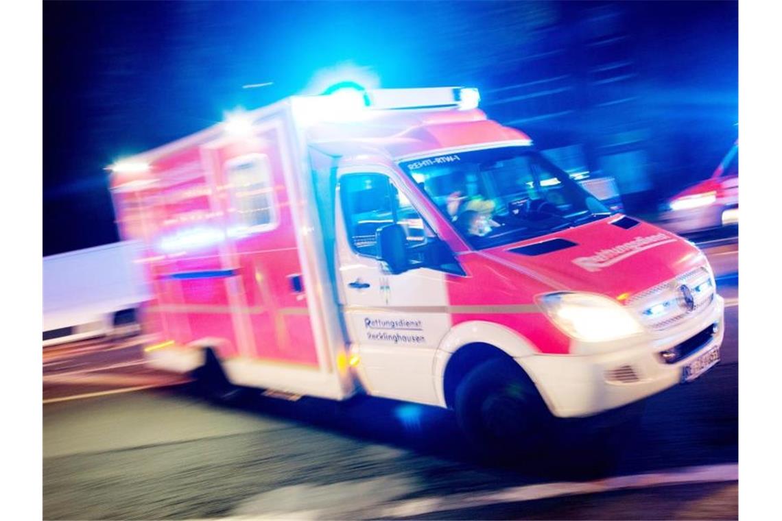 Ein Rettungswagen der Feuerwehr fährt mit Blaulicht durch eine Straße. Foto: Marcel Kusch/Archivbild