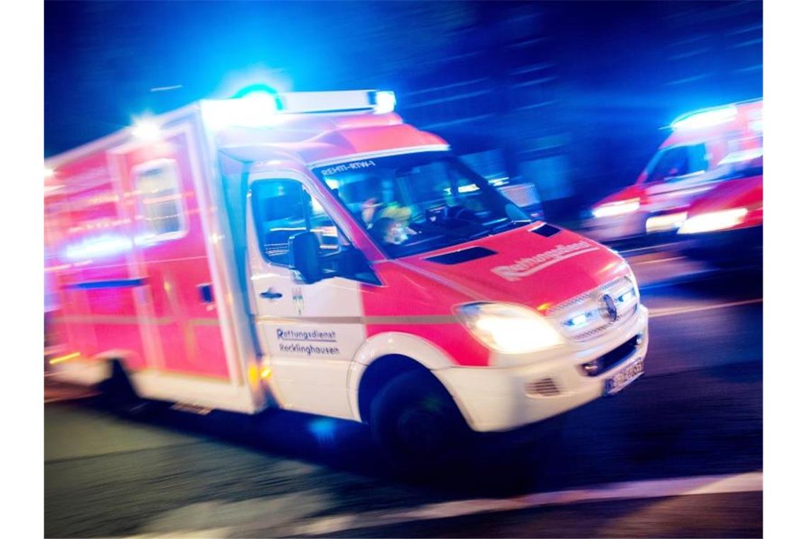 Ein Rettungswagen der Feuerwehr fährt mit Blaulicht durch eine Straße. Foto: Marcel Kusch/Archivbild