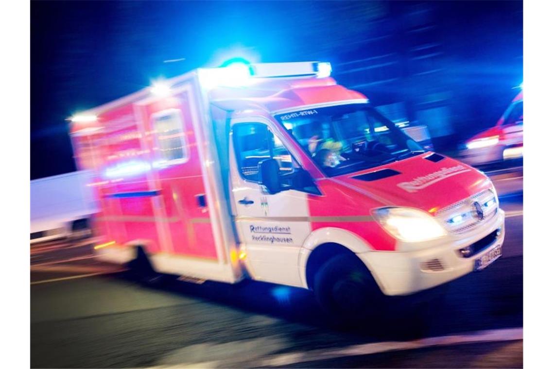 Ein Rettungswagen der Feuerwehr fährt mit Blaulicht durch eine Straße. Foto: Marcel Kusch/Archivbild