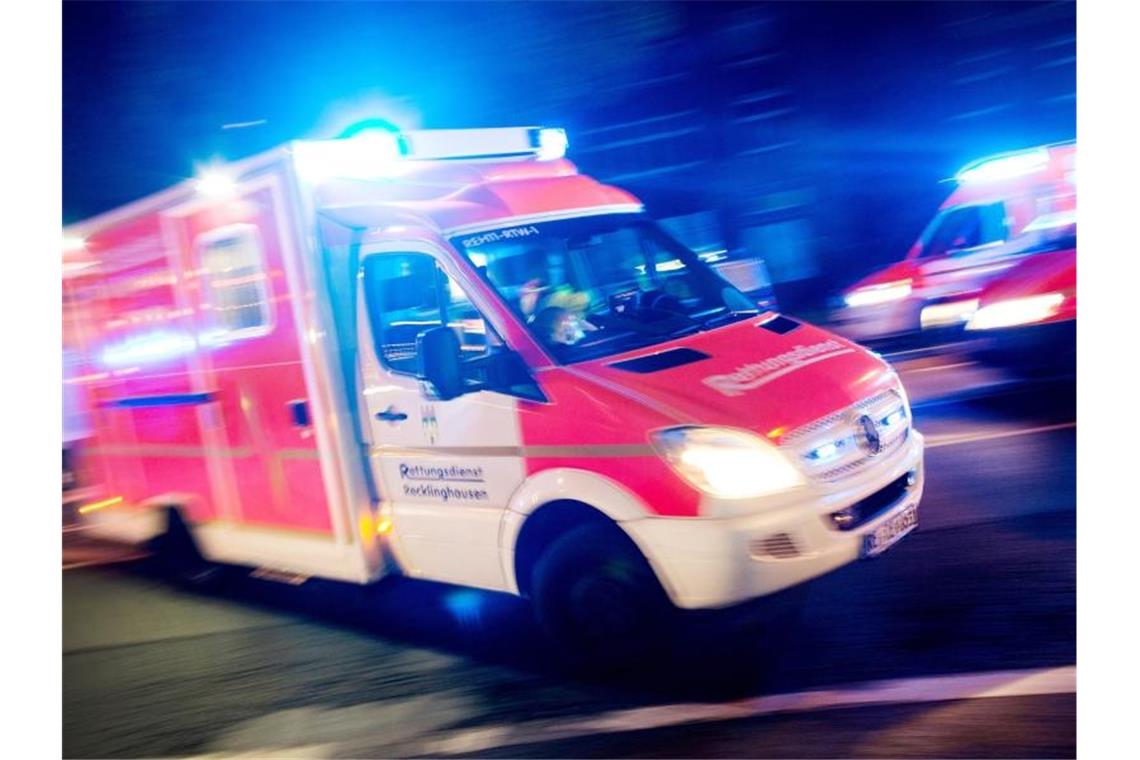 Mann stürzt von Kirchturm und überlebt schwer verletzt Ein Rettungswagen der Feuerwehr fährt mit Blaulicht durch eine Straße. Foto: Marcel Kusch/dpa/Symbolbild