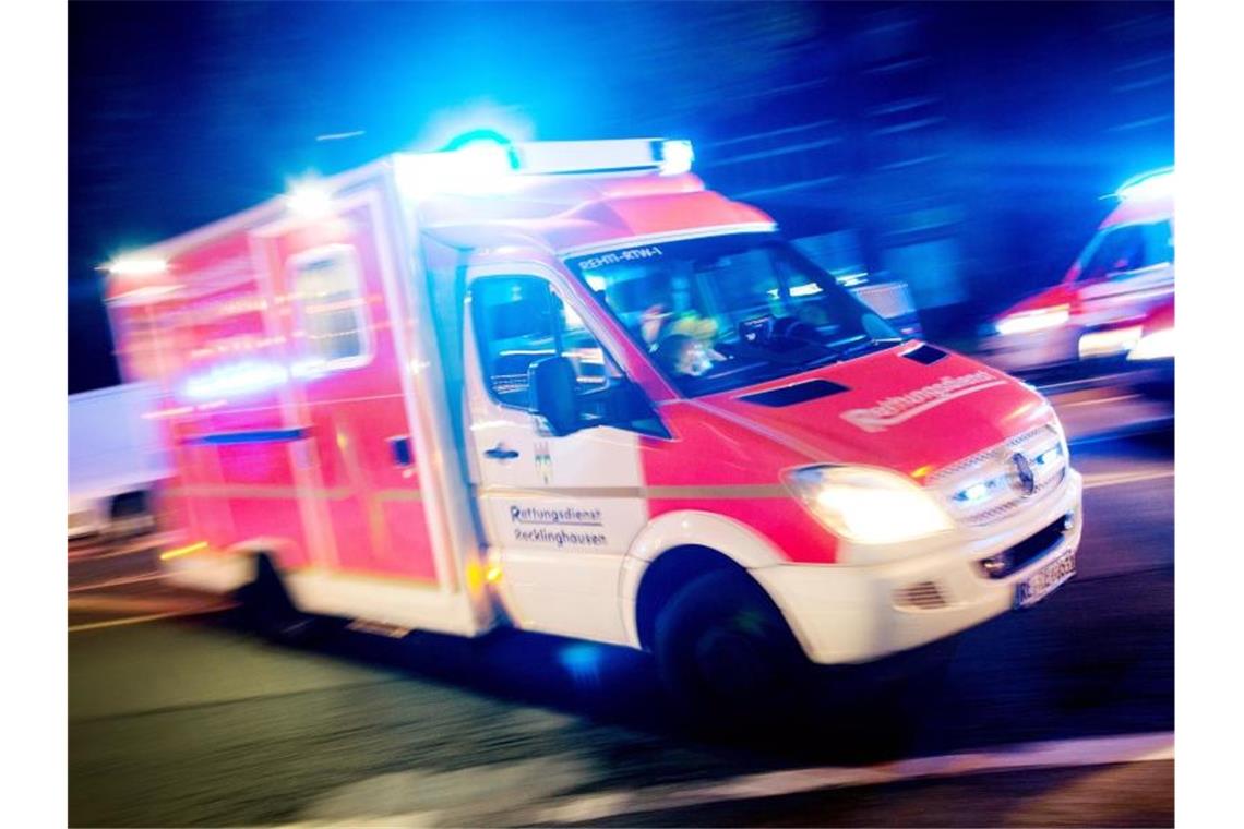 Auto überschlägt sich bei Albstadt: zwei Schwerverletzte Ein Rettungswagen der Feuerwehr fährt mit Blaulicht durch eine Straße. Foto: Marcel Kusch/dpa/Illustration