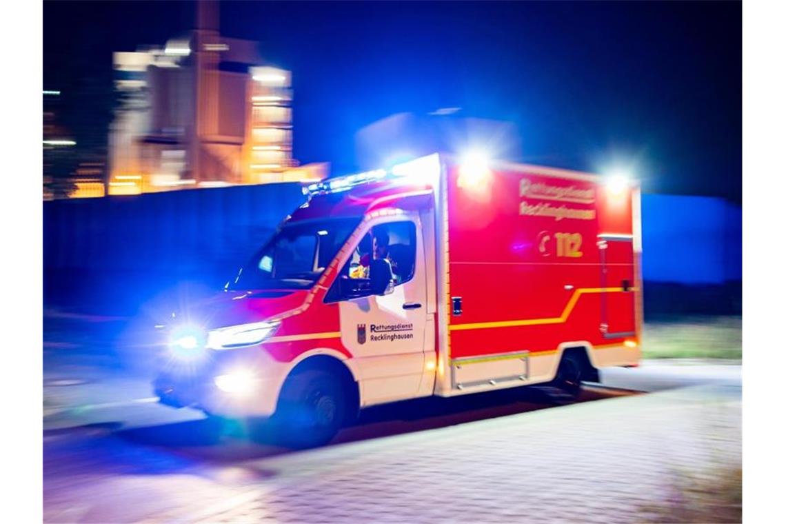 Ein Rettungswagen der Feuerwehr fährt mit Blaulicht durch eine Straße. Foto: Marcel Kusch/dpa/Illustration