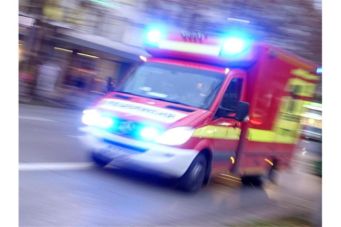 20-jähriger Motorradfahrer stirbt nach Zusammenstoß Ein Rettungswagen der Feuerwehr mit Blaulicht fährt eine Straße entlang. Foto: Katharina Redanz/Archivbild