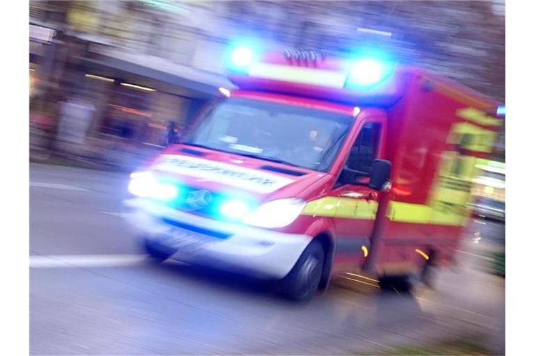 Ein Rettungswagen der Feuerwehr mit Blaulicht fährt eine Straße entlang. Foto: Katharina Redanz/Archivbild