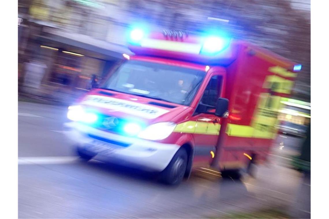 Ein Rettungswagen der Feuerwehr mit Blaulicht fährt eine Straße entlang. Foto: Katharina Redanz/Archivbild