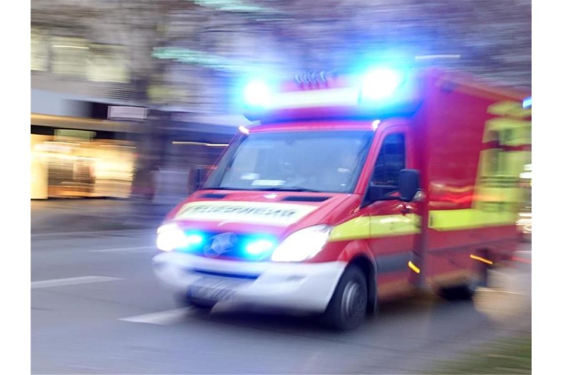 Mann in Mannheim von Straßenbahn erfasst Ein Rettungswagen der Feuerwehr mit Blaulicht fährt eine Straße entlang. Foto: Katharina Redanz/dpa/Archivbild