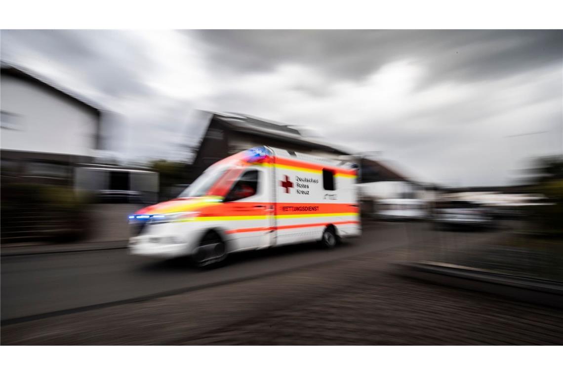 Ein Rettungswagen des Deutschen Roten Kreuzes fährt durch eine Straße. (zu dpa: «Autofahrer stirbt nach Kollision mit Lastwagen»)