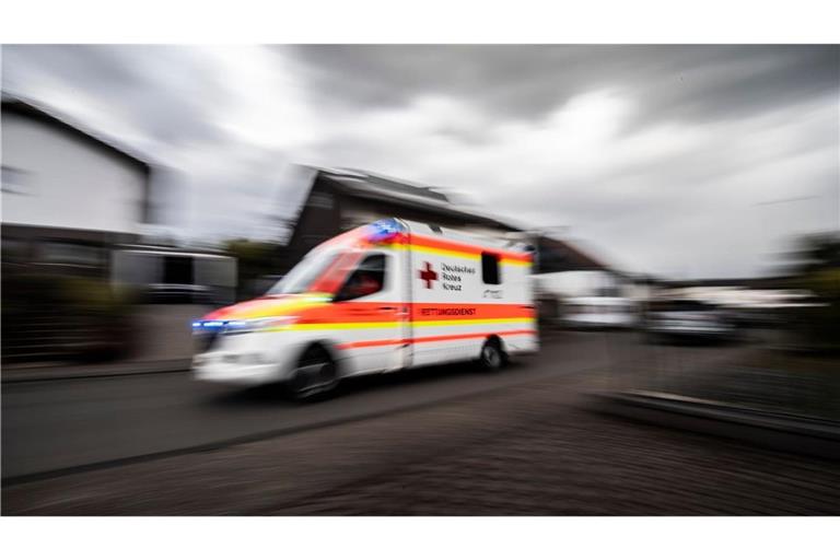 Ein Rettungswagen des Deutschen Roten Kreuzes fährt durch eine Straße. (zu dpa: «Autofahrer stirbt nach Kollision mit Lastwagen»)