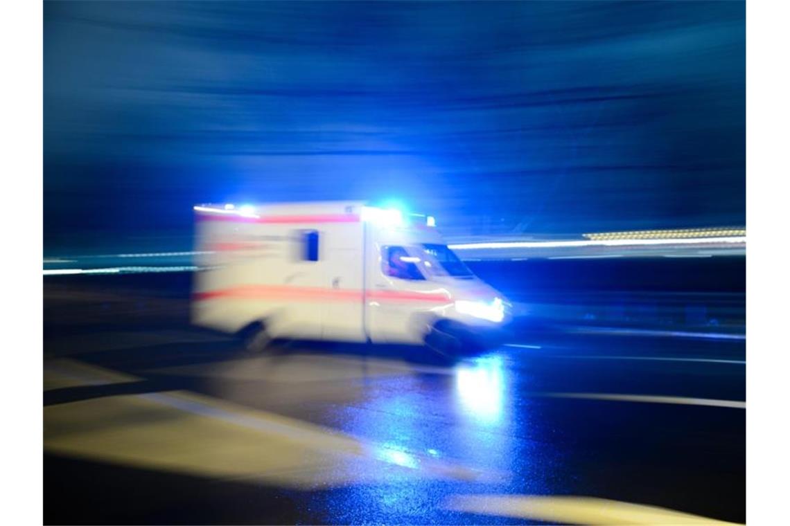 Sechs Verletzte bei Auffahrunfall auf A81 Ein Rettungswagen fährt auf der Straße mit Blaulicht entlang. Foto: Lukas Schulze/Archiv