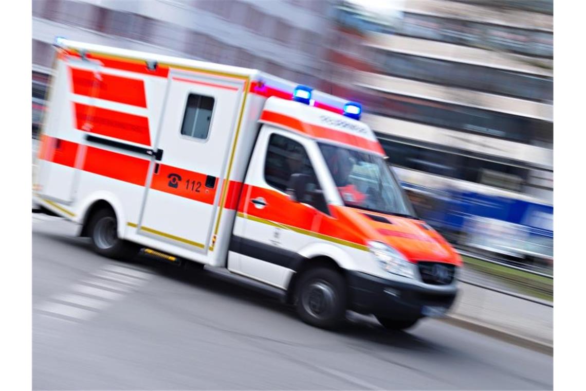 Lastwagenfahrer verursacht Unfall und flüchtet Ein Rettungswagen fährt mit Blaulicht (Aufnahme mit langer Belichtungszeit). Foto: Nicolas Armer/Archivbild