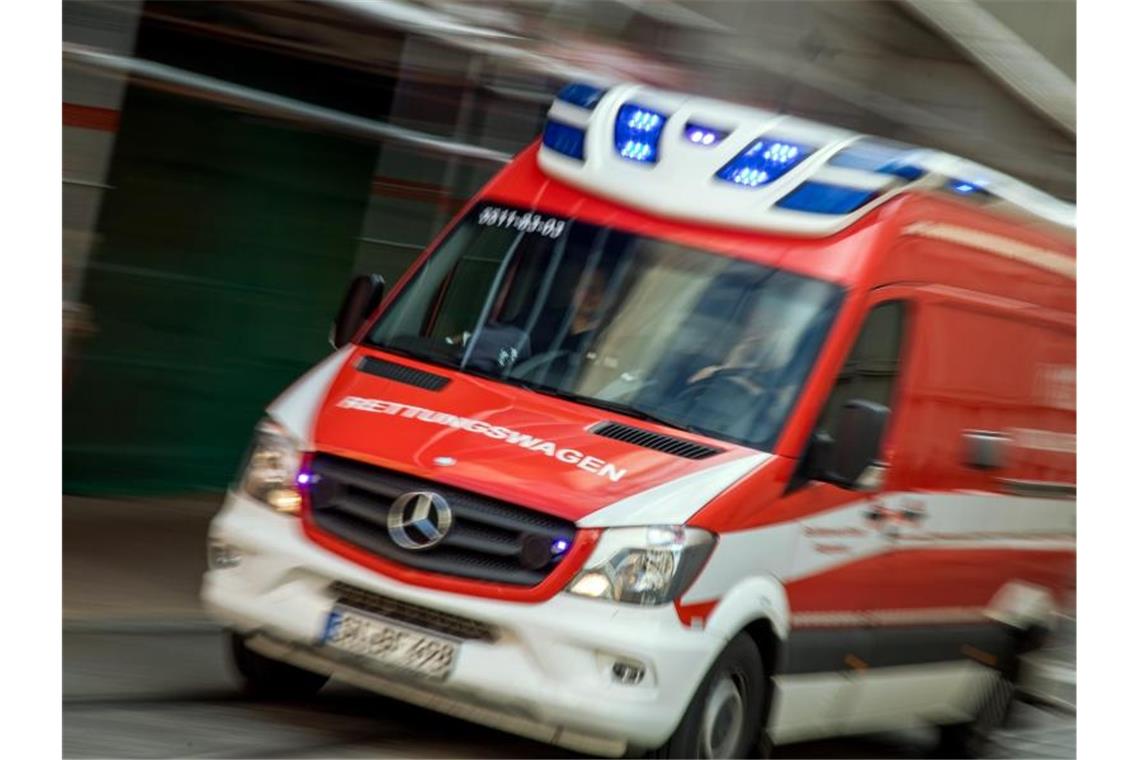 Ein Rettungswagen fährt mit Blaulicht durch die Innenstadt. Foto: Jens Büttner/Archivbild