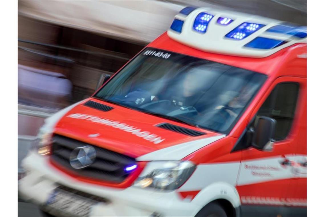 Ein Rettungswagen fährt mit Blaulicht durch die Innenstadt. Foto: Jens Büttner/dpa-Zentralbild/dpa/Symbolbild