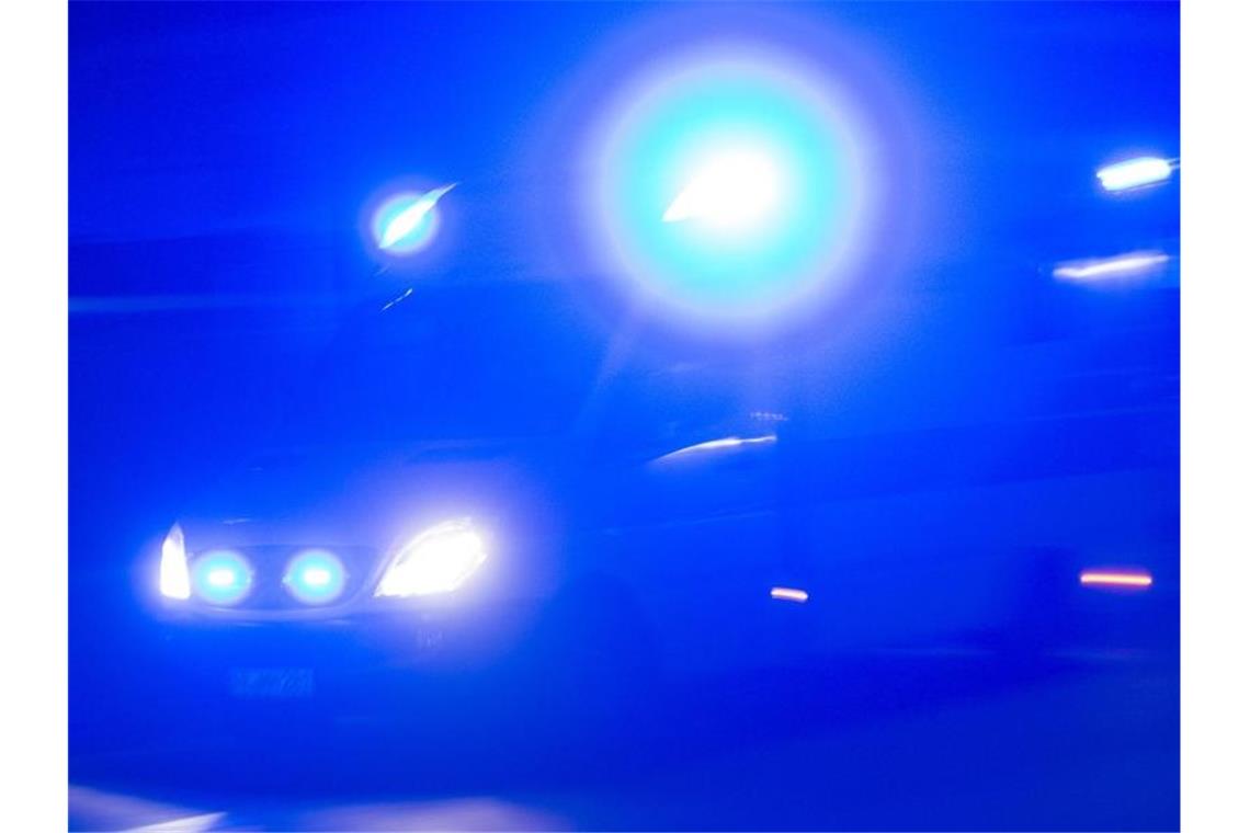 57-Jähriger ertrinkt bei Sportwettbewerb im Bodensee Ein Rettungswagen fährt mit Blaulicht durch die Nacht. Foto: Patrick Seeger/Archivbild