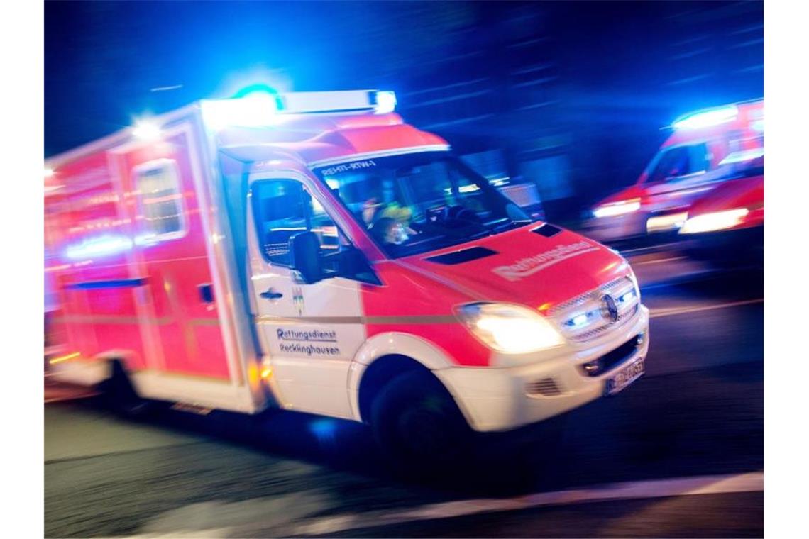 Ein Rettungswagen fährt mit Blaulicht durch eine Straße. Foto: picture alliance/Marcel Kusch/dpa/Illustration