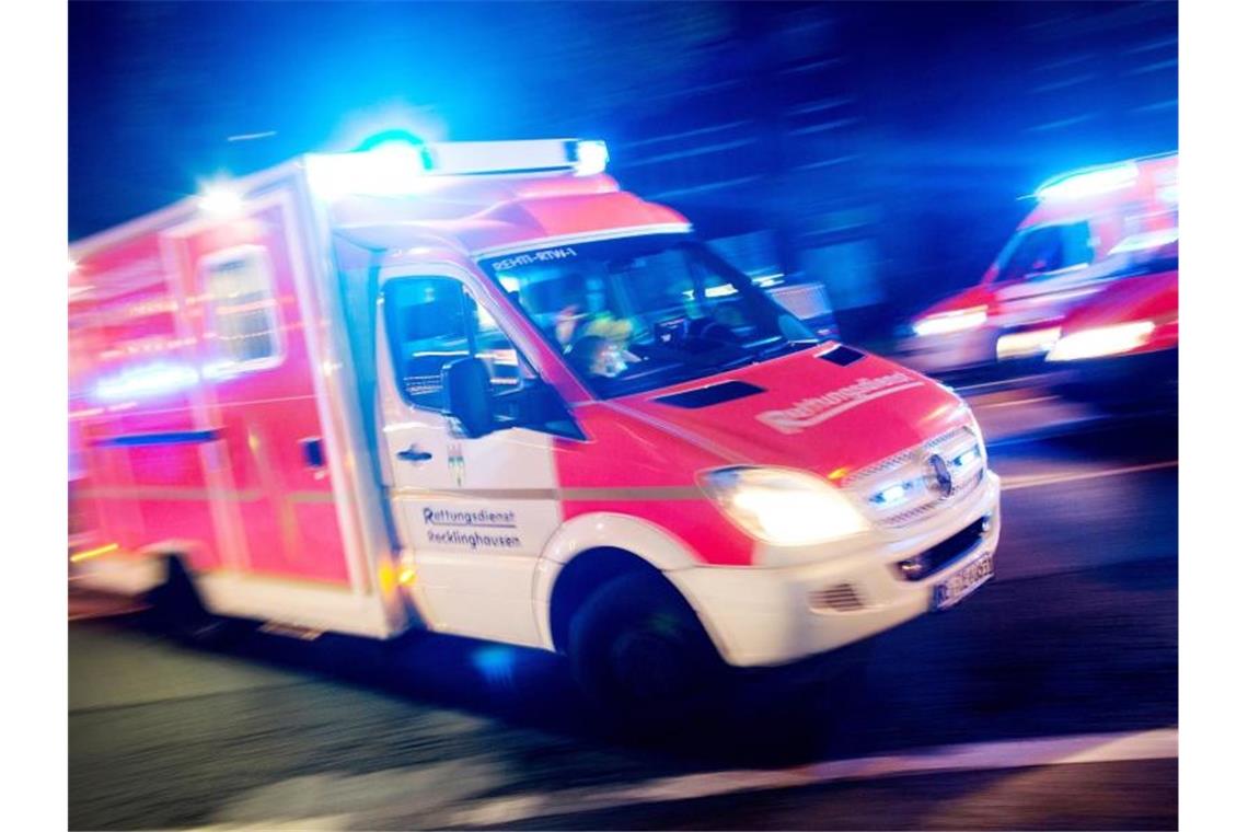 Ein Rettungswagen fährt mit Blaulicht durch eine Straße. Foto: Marcel Kusch/dpa/Symbolbild