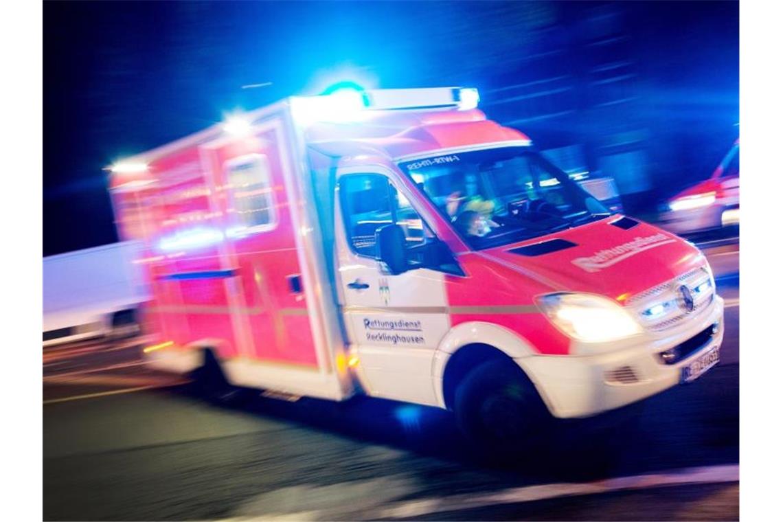 Ein Rettungswagen fährt mit Blaulicht durch eine Straße. Foto: Marcel Kusch/dpa/Symbolbild