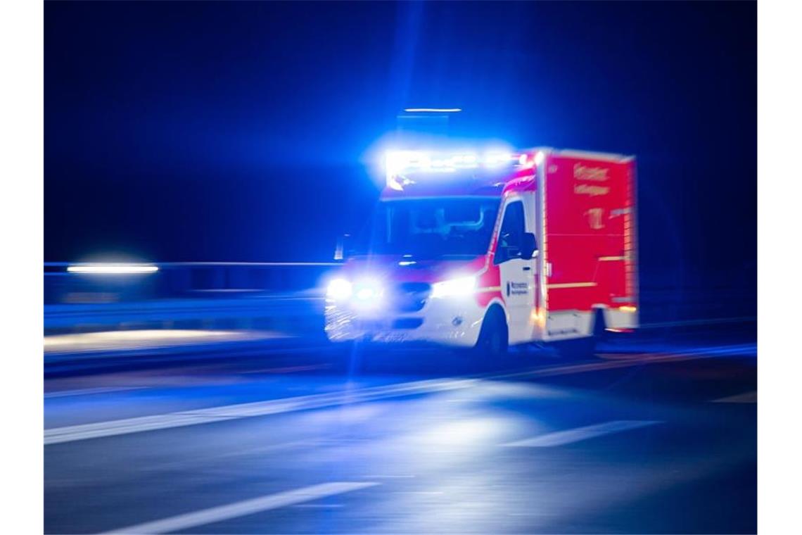 Rhein-Neckar-Region: Rettungsdienst-Kommunikation gestört Ein Rettungswagen fährt mit Blaulicht durch eine Straße. Foto: Marcel Kusch/dpa/Symbolbild