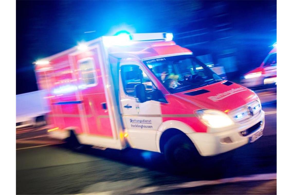 Straßenbahn stößt mit Auto zusammen: Frau schwer verletzt Ein Rettungswagen fährt mit Blaulicht durch eine Straße. Foto: Marcel Kusch/dpa/Symbolbild