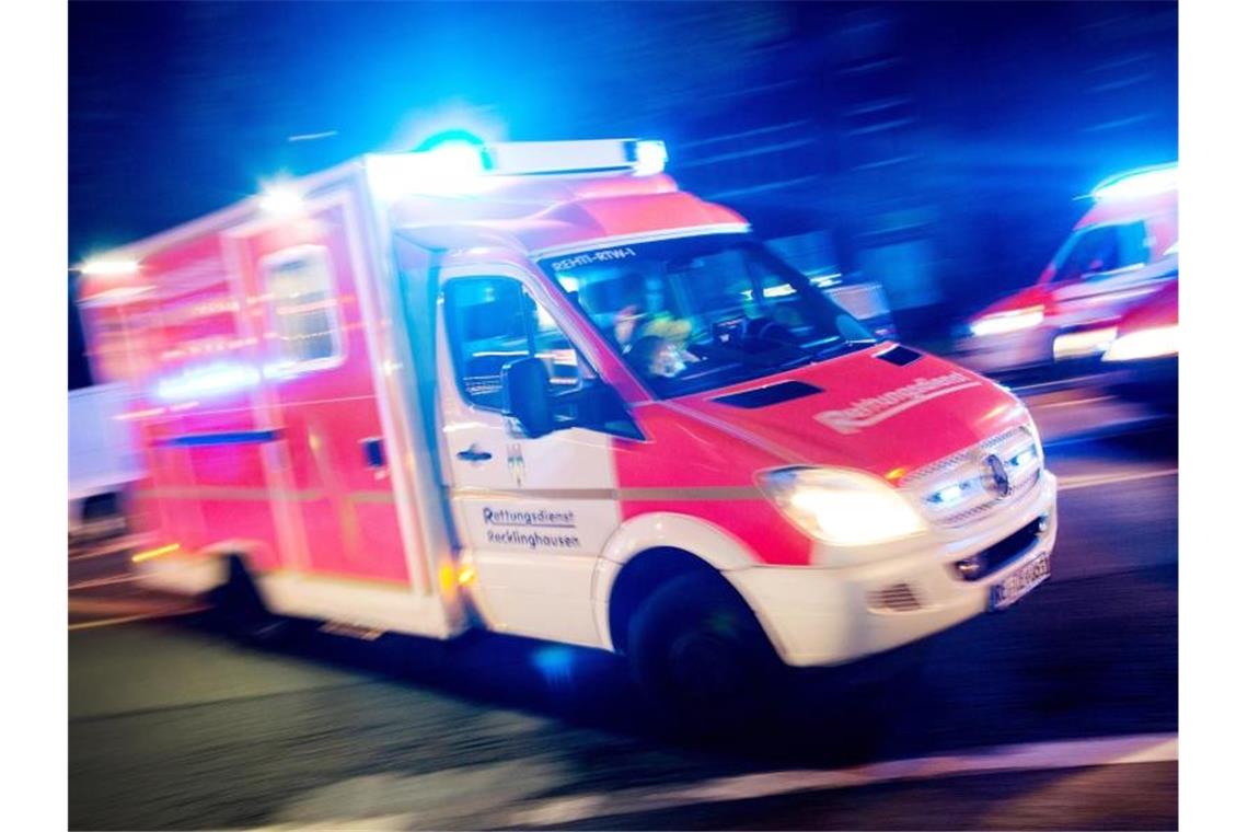 Ein Rettungswagen fährt mit Blaulicht durch eine Straße. Foto: Marcel Kusch/dpa