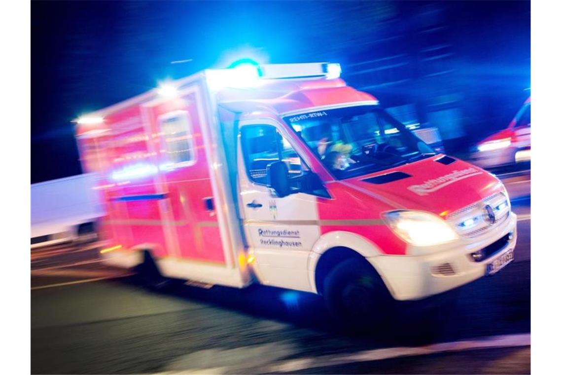 Mann bei nächtlichem Streit lebensgefährlich verletzt Ein Rettungswagen fährt mit Blaulicht durch eine Straße. Foto: Marcel Kusch/dpa/Archivbild
