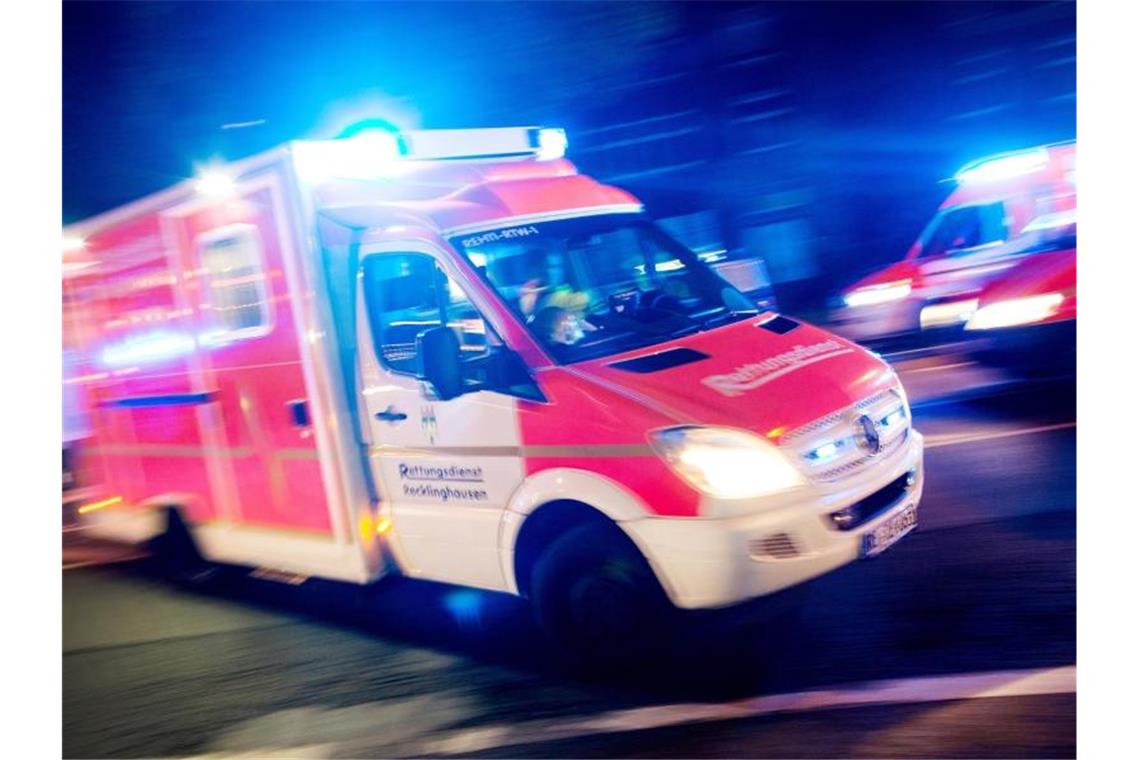 77-jähriger Fußgänger schwer verletzt Ein Rettungswagen fährt mit Blaulicht durch eine Straße. Foto: Marcel Kusch/dpa/Archivbild