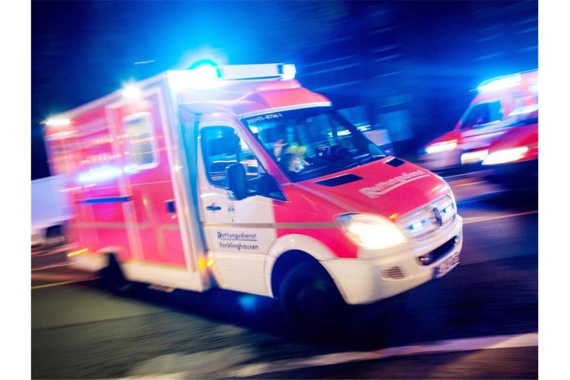 Beziehungstat: Frau in Heilbronn außer Lebensgefahr Ein Rettungswagen fährt mit Blaulicht durch eine Straße. Foto: Marcel Kusch/dpa/Symbolbild