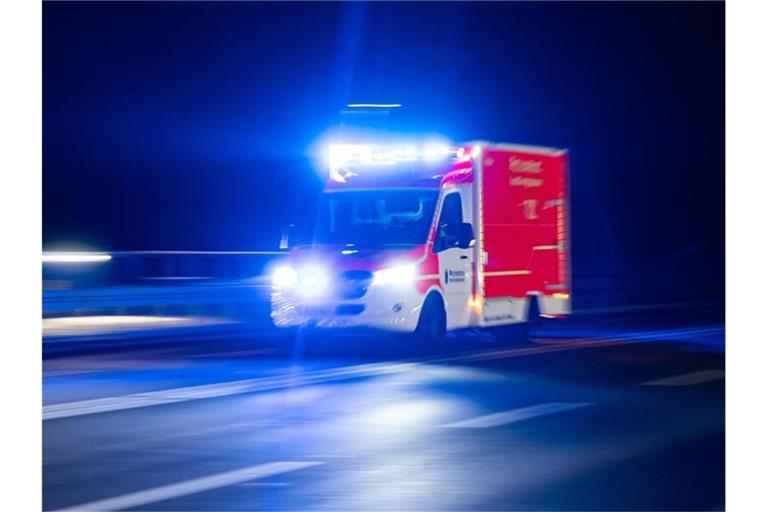 Ein Rettungswagen fährt mit Blaulicht durch eine Straße. Foto: Marcel Kusch/dpa/Illustration