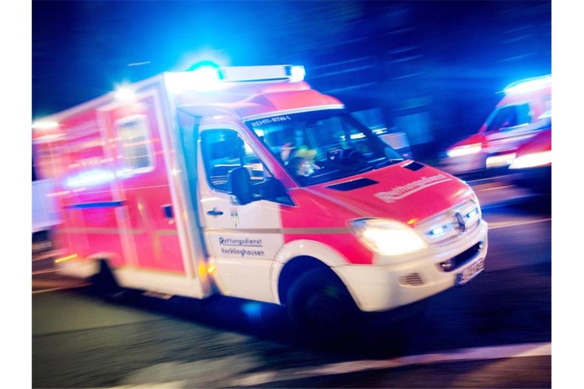 Ein Rettungswagen fährt mit Blaulicht durch eine Straße. Foto: Marcel Kusch/dpa/Symbolbild